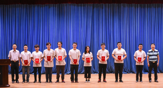 副经理杜春雨、经理助理徐平颁发“优秀新生奖学金”