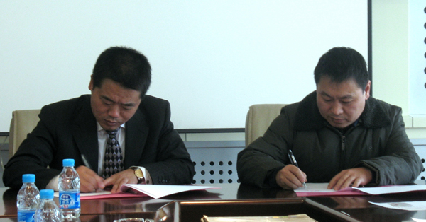 公司与卧龙集团举行动力锂离子电池项目合作签字仪式